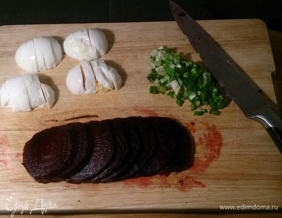 Нарезаем печеную свеклу кольцами, зеленый лук, яйца произвольно (можно и порубить их было помельче).