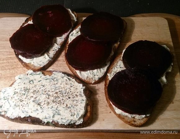 Укладываем кольца свеклы поверх намазки.