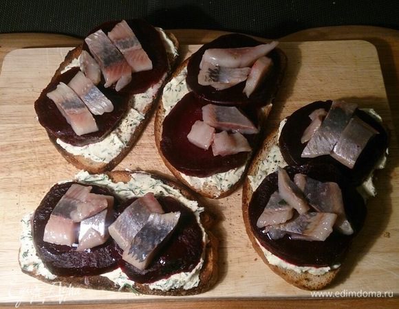 Сверху выкладываем рубленую сельдь.