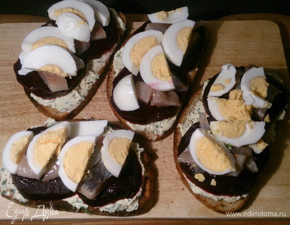 Потом еще сверху отварные яйца.