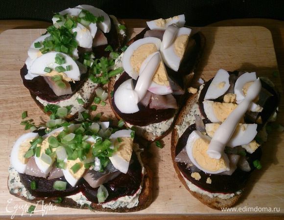 Сбрызгиваем лимонным соком, украшаем рубленым зеленым луком или майонезом, решили попробовать и так, и так, получилось вкусно в обоих вариантах. Вот так на скорую руку получились прекрасные закусочные тосты под пиво. Всем приятного аппетита, ну а мы пошли пробовать!