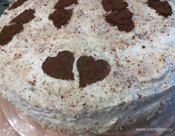 Украсить торт можно молотым миндалем или на ваше усмотрение. У меня вот сердечки из какао. Я особенно не заморачивалась по поводу декора (это и видно), потому, что торт был предназначен для домашнего пользования. Дать торту пропитаться (у меня ночь). 