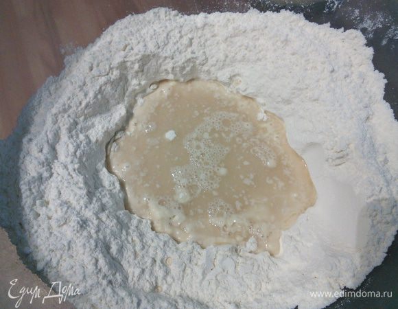 Для теста просеять муку в чашу комбайна, в середине сделать лунку, раскрошить дрожжи, влить часть воды комнатной температуры и ложку меда, оставить на 15 минут. 
