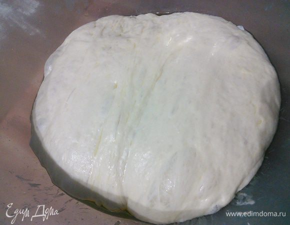 Через 20 мин повторить растяжку теста еще раз и дать ему опять 20 мин отдохнуть. С каждым новым прикосновением к тесту вы почувствуете как оно уплотняется, становится эластичным и гладким. На фото тесто после вторых 20 минут. Оно усеяно крупными воздушными пузырями. Я надеюсь их видно на фото. 