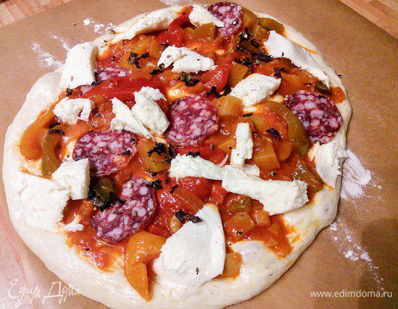 Противень (пустой!) поместить в самый нижний уровень духовки и включить ее на самую большую температуру (у меня 250°С)  на разогрев. 
Лечо у меня собственного производства по рецепту ВикулечкиS https://www.edimdoma.ru/retsepty/68899-lecho-iz-kabachkov. Викуля, не перестаем благодарить тебя за замечательный рецепт! Разложить лечо по фокаччам. Шарик моцареллы разделить на две части, выложить на лечо, можно просто порвать руками, по желанию посолить, поперчить и сбрызнуть оливковым маслом. Разложить листики базилика (у меня сухой). Салями не было в оригинальном рецепте, но по просьбе мужской половины была добавлена. 