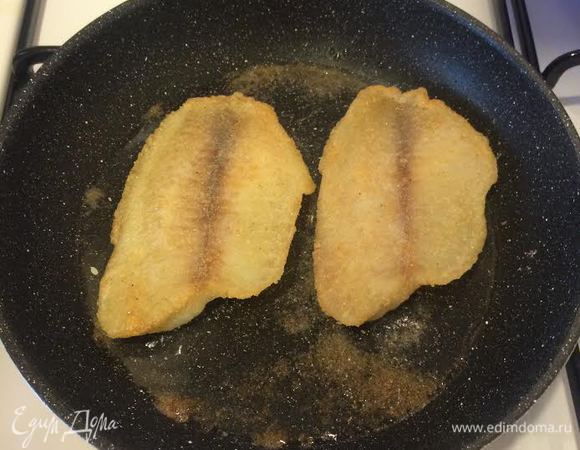 Обжарить рыбу с двух сторон. Готовую рыбу переложить на тарелку и накрыть фольгой.