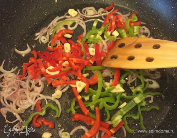 Овощи крупно нарезать. Лук потушить до золотистого цвета, добавить болгарский перец, чеснок и тушить еще 3-4 минутки.