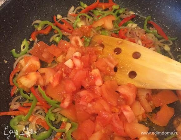 Помидоры очистить, нарезать и добавить к овощам. Тушить 3-4 минуты.