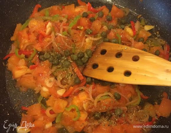 Затем добавить каперсы, сок лимона, орегано, соль, перемешать, тушить 1 минутку.