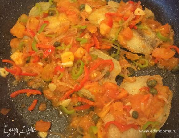 Добавить рыбу, аккуратно перемешать и снять с огня.