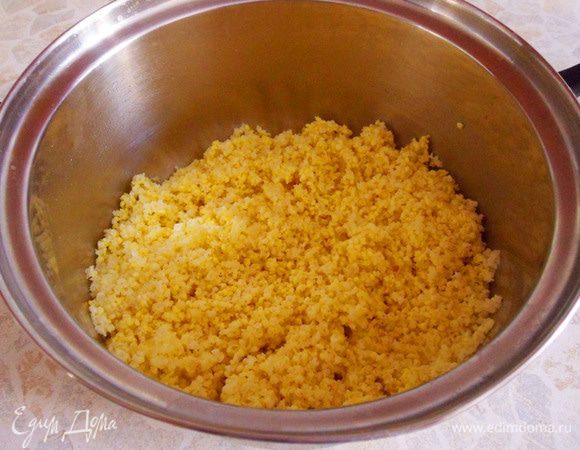 Промойте пшено ТМ «Националь» в нескольких водах, пока вода не станет прозрачной. Залейте пшено кипятком и оставьте на 5 минут.