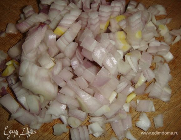 Лук почистить и нарезать кубиками.