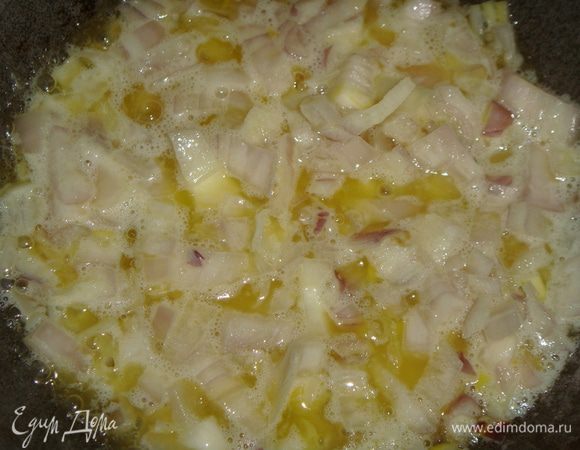 Нагреть сковороду, растопить в ней сливочное масло и выложить лук. Обжарить лук до золотистого цвета.