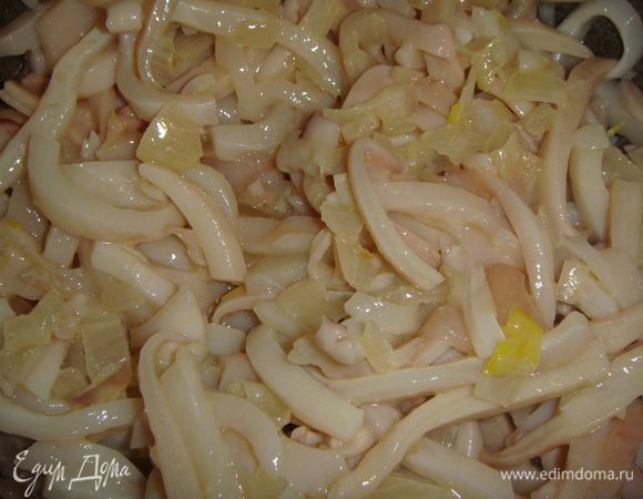 Выложить кальмары к луку и обжаривать  в течение 3-х минут.