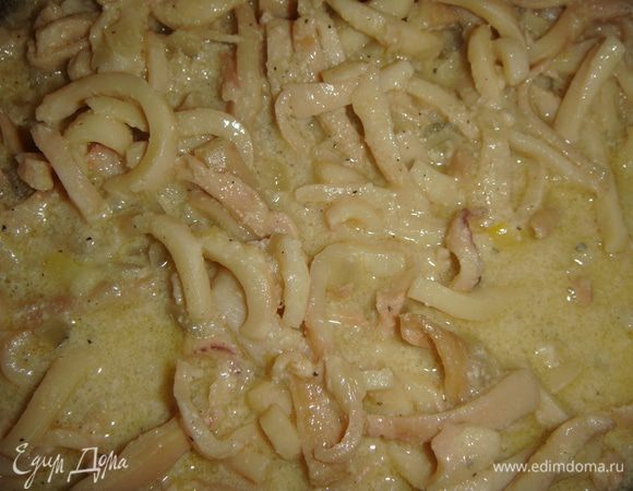 Пока варятся спагетти, кальмары держать под закрытой крышкой.