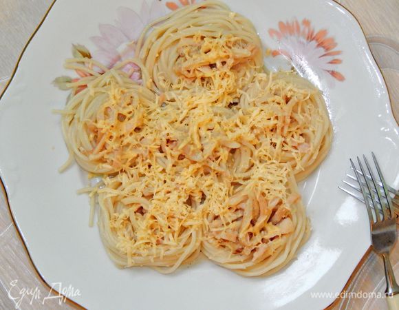 На тарелку выложить горячие спагетти, сверху горячие кальмары в сливочном соусе и посыпать тертым сыром. Сразу подавать к столу. Приятного аппетита!
