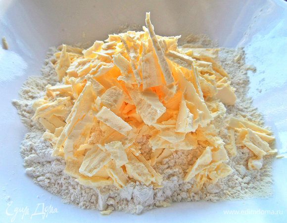 Холодное масло покрошить в муку. Пока берем 280 г муки.