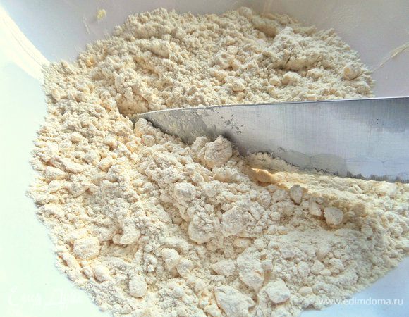 Порубить ножом в крошку.