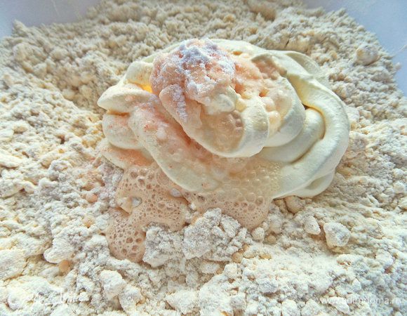 Добавить соль и гашеную соду.