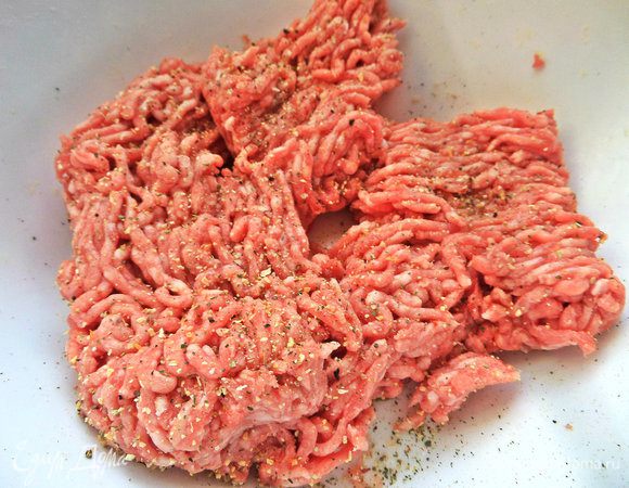 Для начинки взяла свиной фарш. Посыпала из меленки приправу «для мясных блюд».