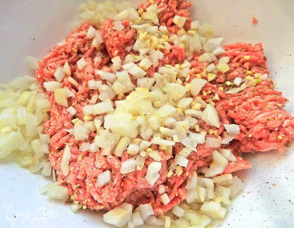 Высыпать в фарш.