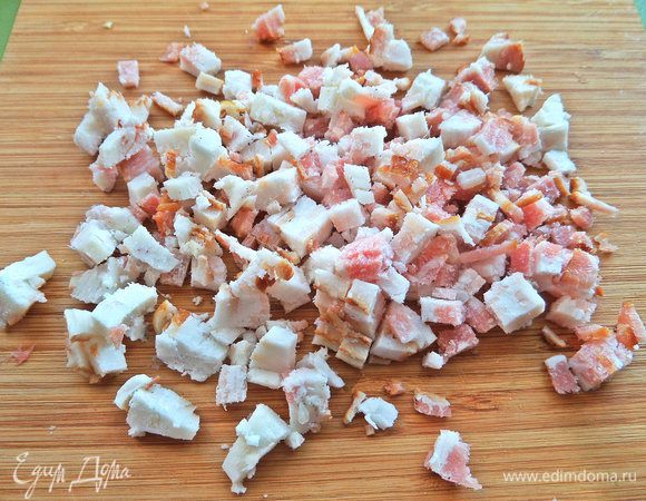 Бекон нарезать на кубики. У меня из морозилки, легко измельчить.