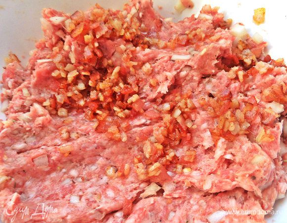 Обжарить и высыпать в фарш.