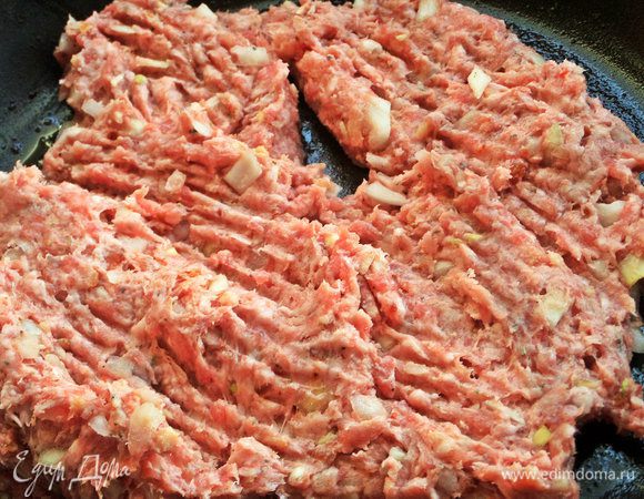 Выложить фарш в уже горячую сковороду после бекона.