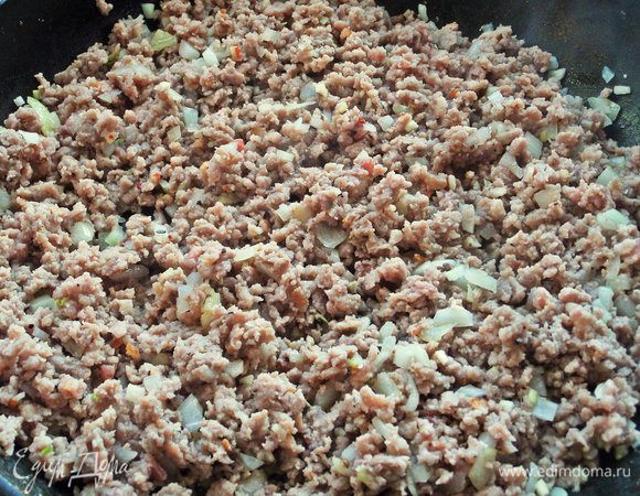 Обжарить минут 10, разминая вилкой, разбивая комочки.