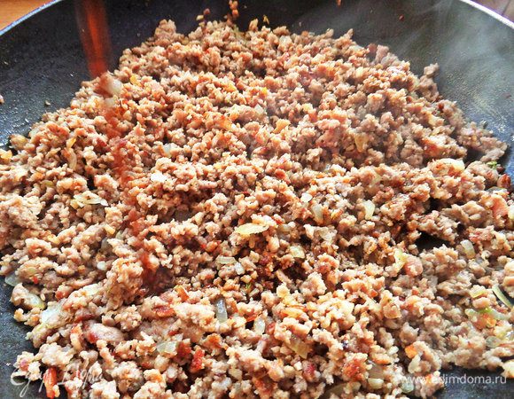 В конце влить соевый соус.