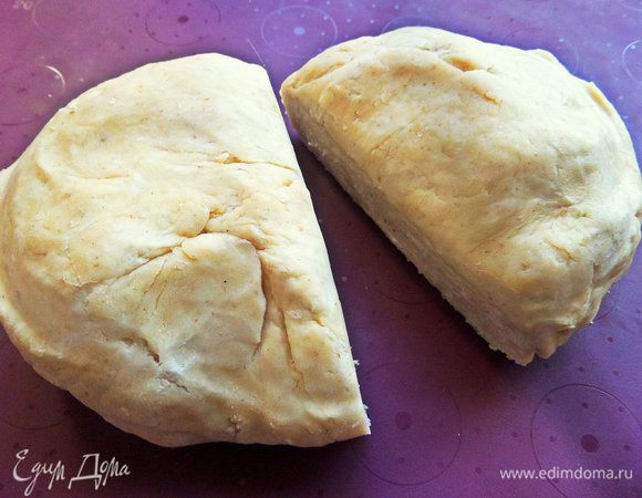 Тесто поделила пополам, чтобы легче раскатывать.