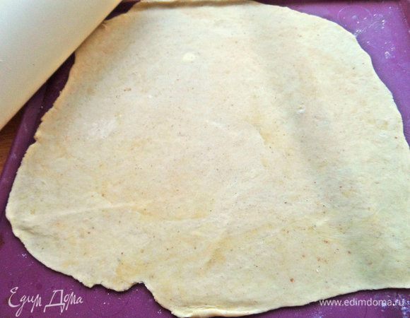 Раскатать тонко одну часть.