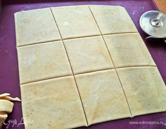 Пласт поделить на квадратики размером примерно 7-8 см, остальное обрезать.