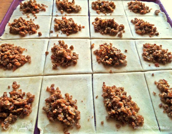 Положить на каждый начинку.