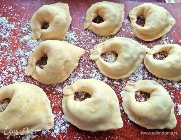 Слепить любой формы, например, в виде больших пельмешек.