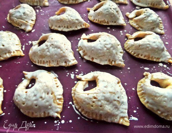 Смазать сливками любой жирности. Посыпать маком.