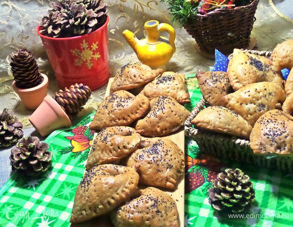 Сразу из духовки пирожки хрустящие, но если подержать накрытыми, станут мягкими.