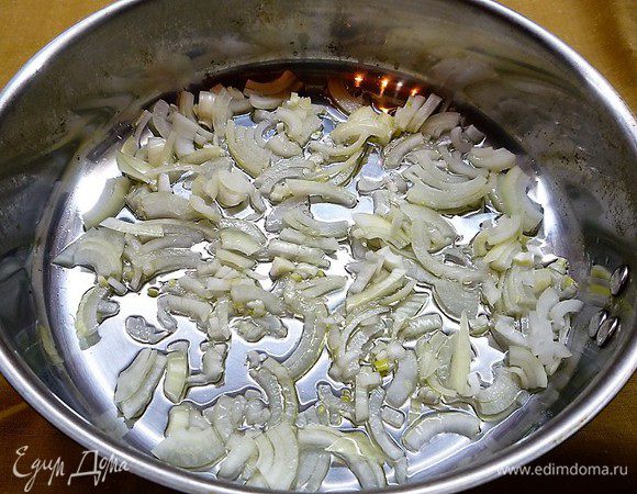 Для начинки: головку лука нарезаем полукольцами и обжариваем в подсолнечном масле до золотистого цвета.