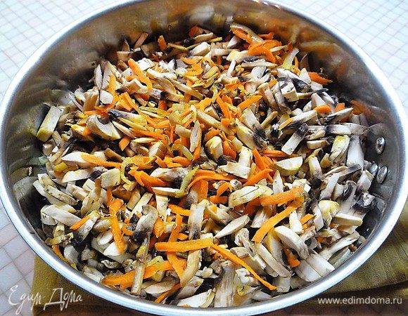 Добавляем одну, натертую на крупной терке морковь и нарезанные соломкой шампиньоны, солим, перчим и доводим до готовности.