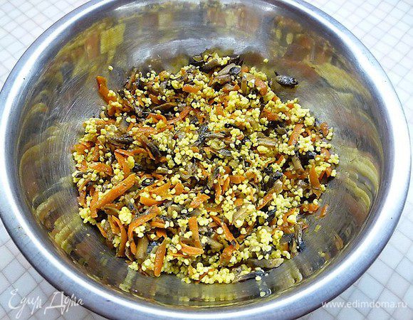 Смешиваем в чашке готовые грибы с овощами и пшено, все хорошо перемешиваем, по желанию добавляем специи.