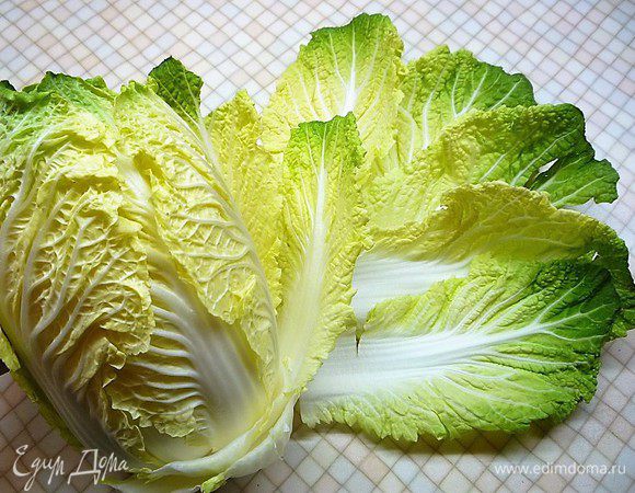 С пекинской капусты аккуратно снимаем листья, опускаем в кипящую подсоленную воду на 2 минуты.