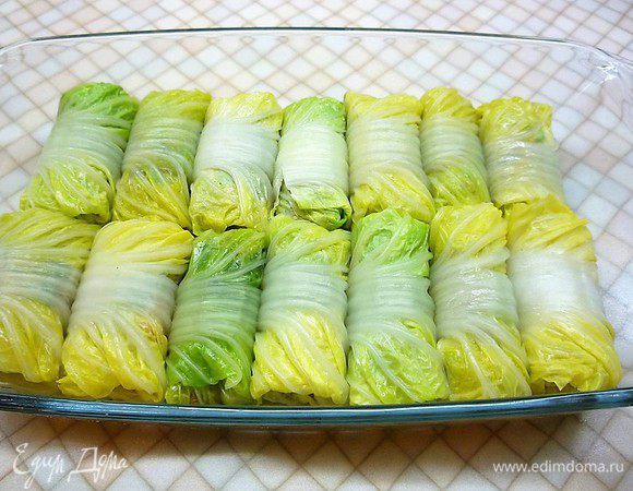 Заворачиваем начинку в листы пекинской капусты и аккуратно укладываем в форму для запекания.