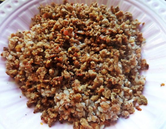 Фарш остался немного и получилась порция гречки с мясом.