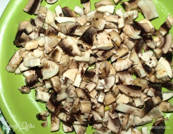 Когда картофель готов, добавить нарезанные кубиками грибы, отварную перловую крупу ТМ «Националь». Варить 5 минут.