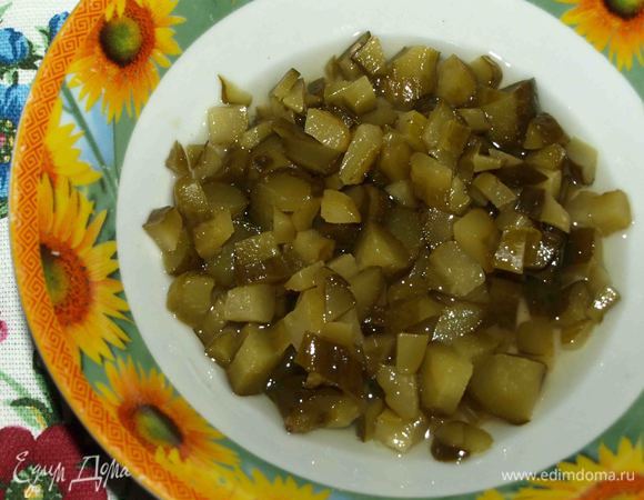 Влить 50 мл рассола, мелко нарезанные огурцы. Варить 5 минут. Добавить лавровый лист, соль и перец по вкусу.