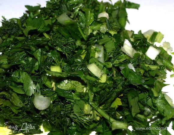 Укроп, петрушку, зеленый лук мелко порубить. Добавить в суп. 