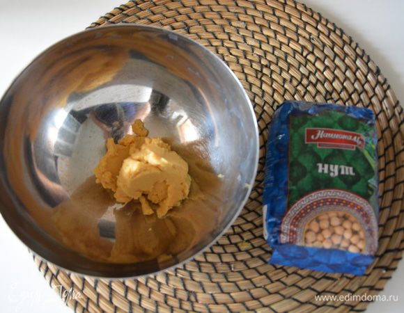 Нут ТМ «Националь» замочить на ночь в воде. Утром отварить в новой воде в мультиварке 1 час 20 минут в режиме «Варка». Измельчить нут в блендере, добавив немного воды. Нам нужно 100 г нутового пюре.