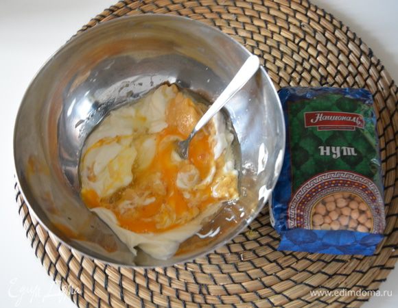 Соединить все жидкие ингредиенты: нутовое пюре, яйцо, растительное масло, мягкий творог (у меня детский).