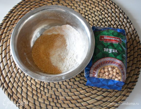 Отдельно смешать все сухие ингредиенты: сахар, соль, муку, разрыхлитель, соду, крахмал.