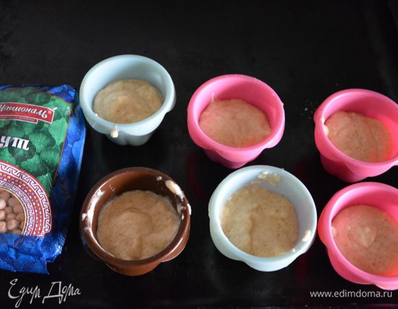 Перемешать сухие и жидкие ингредиенты. В конце добавить лимонный сок и перемешать. Разлить по формам. Получается 6 кексов.